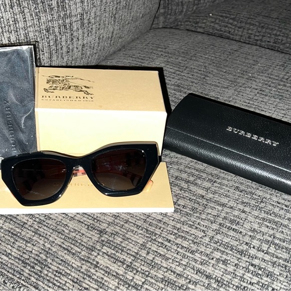 Burberry sunglasses - Picture 1 of 4
